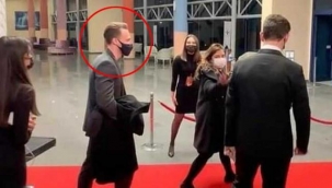 Kerem Bürsin, Bay Jnin olay yaratan sözlerinin ardından ödül törenini terk etti